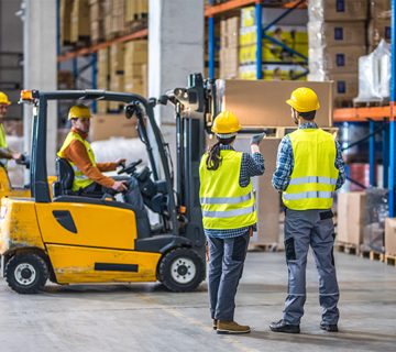 آموزش رانندگی لیفتراک: بهبود ایمنی و کارایی در محیط کار